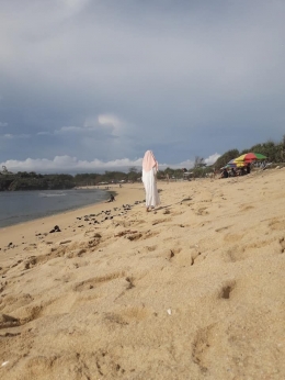 Pasir putih halus dan lembut di sepanjang pantai tetap terjaga kebersihannya (Dokpri)