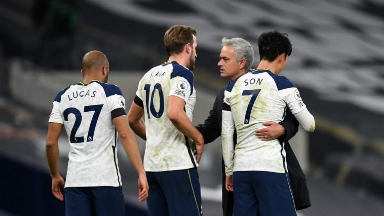 Jose Mourinho bersama Lucas Moura, Harry Kane dan Son Heung-Min (Foto Premierleague.com) 
