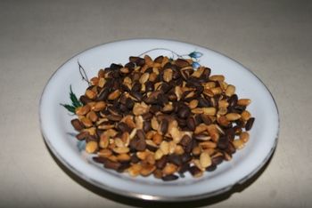 Siter, godril, atau mindhik, camilan jadul dari biji pohon trembesi (lustrasi: desirangin.blogspot.com)