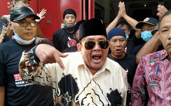 Mat Mochtar, Tokoh Senior PDIP Surabaya yang membelot dan memusuhi PDIP Surabaya.