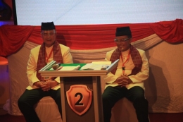Nasrul Abit dan Indra Catri, pasangan Calon Gubernur dan Wakil Gubernur, Nomor Urut 2,  ketika istirahat jeda segmen Debat Pilgub Sumbar, Senin (23/11)/istimewa