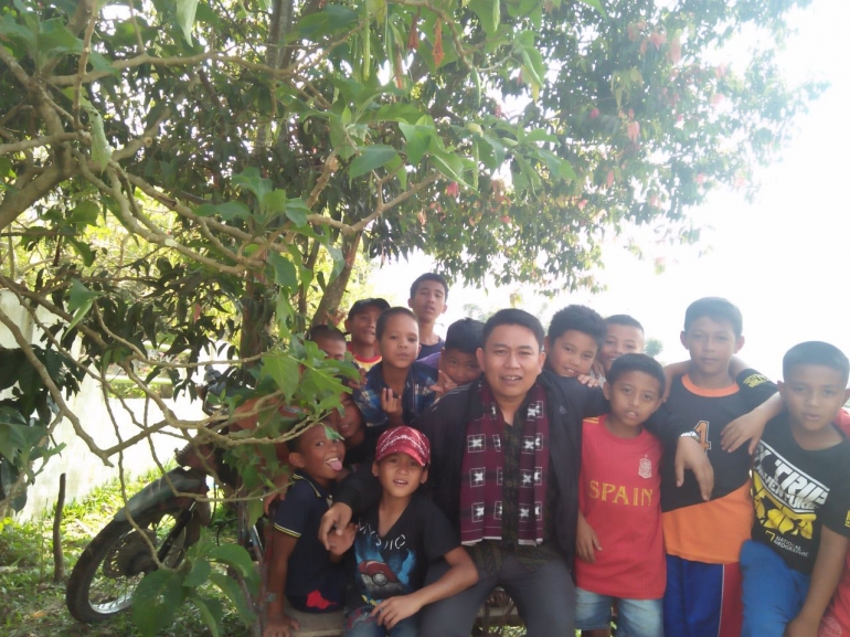 Foto dengan anak-anak, Desa Serdang, 2019 (Dokpri)
