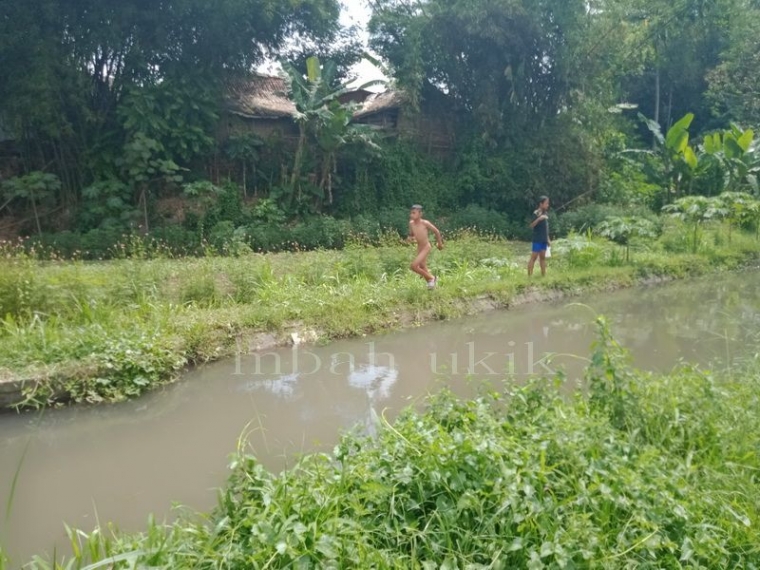 Si anak putri ditinggal memancing sendirian. Dokpri