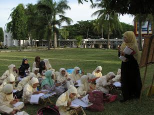 Belajar di pelataran/ruang terbuka. Foto | Dokpri