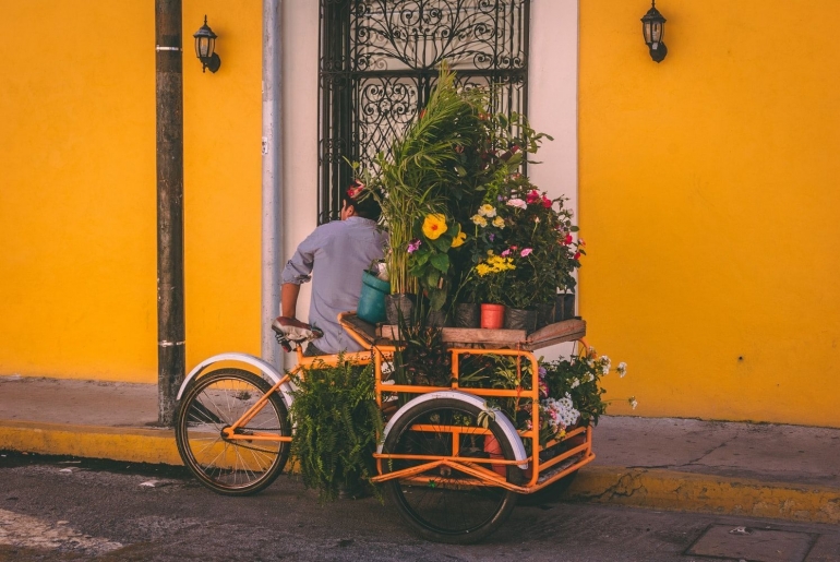 Apa yang dilakukan oleh si penjual ini merupakan salah satu teknik pemasaran yang harus dilakukan tenaga penjual (unsplash.com/Jorge Zapata)