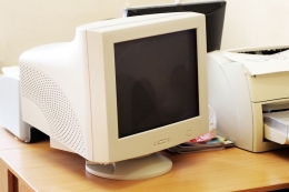 Penampakan komputer zadul dengan monitor tabung. Gambar: via Tek.id