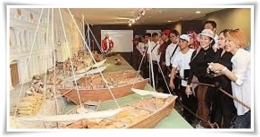 Pengunjung museum melihat-lihat koleksi miniatur perahu (Foto diambil dari makalah Pak Udaya)