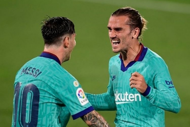 Dua penyerang Barcelona, Lionel Messi danAntoine Griezmann, merayakan gol ke gawang Villarreal pada lanjutan pekan ke-34 Liga Spanyol yang digelar di Stadion De La Ceramica, Senin (6/7/2020) dini hari. (Foto: AFP/JOSE JORDAN via kompas.com)