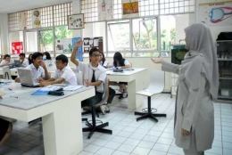 Setiap tetes keringat guru keluar hanya agar muridnya bisa menjadi berlian yang berkilau (foto: Republika/Agung Supriyanto)