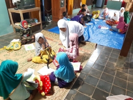 Anak-anak di desa saya belajar di rumah saya selama pandemi. Dokumentasi pribadi