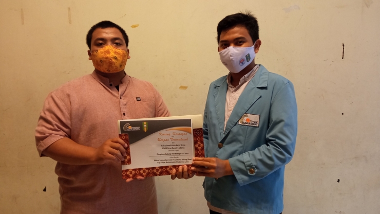 Pemberian cinderamata dari mahasisa KKN STMIK Nusa Mandiri pada Ikatan Pelajar Muhammadiyah Kebayoran Lama (dokpri)