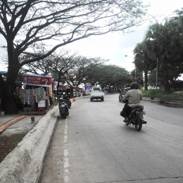 Kios PK-5 mulai berrtumbuh di tepi-tepi Jl Metro Tanjung Bunga Makassar / Ft: Mahaji Noesa