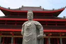 Patung Cheng Ho di Kuil Sam Po Kong (sumber: republika.co.id)
