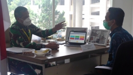 Mayjen Tugas Ratmono (kiri) bersama Daeng Mohammad Faqih, Ketua Umum PB Ikatan Dokter Indonesia (IDI). Kedua sosok tersebut sedang berdiskusi tentang pengembangan sistem pelayanan berbasis digital untuk pasien Covid-19 serta sistem perlindungan untuk dokter, perawat, dan tenaga kesehatan lainnya. Foto: isson khairul