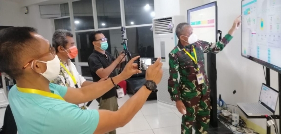 Dari kiri ke kanan: Budi Tanjung, Isson Khairul, dan Mada Mahfud mencermati paparan Mayjen Tugas Ratmono tentang operasional RSDC Wisma Atlet yang terus dikembangkan secara digital. Ini bagian dari Transformasi Digital di sektor kesehatan, demi pelayanan terbaik kepada pasien Covid-19. Foto: didik wiratno