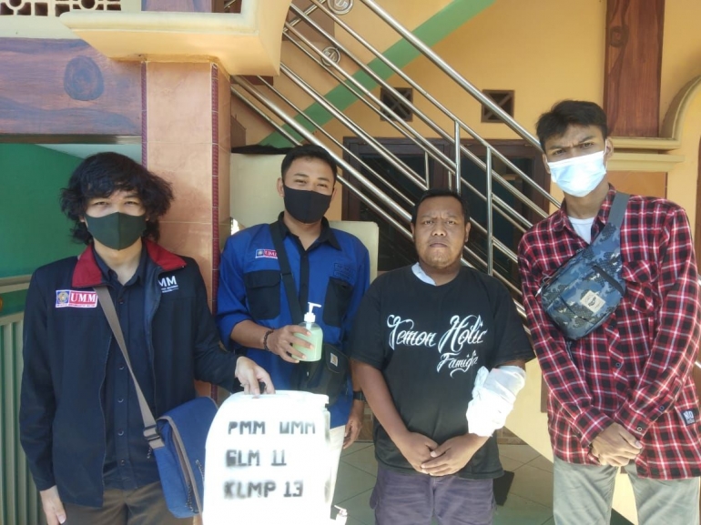 Mahasiswa UMM bagikan tempat cuci tangan di area masjid Desa Ampeldento, Kecamatan Karangploso, Malang (Dok. pribadi)
