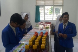 Usai diresmikan, siswa-siswi berbelanja di kantin kejujuran SMAN 6 Solo, Jawa Tengah. (KOMPAS.com/Muhlis Al Alawi)