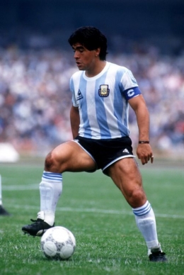 Jersey Argentina melekat dengan sosok Maradona (Getty Images via pinterest.com)
