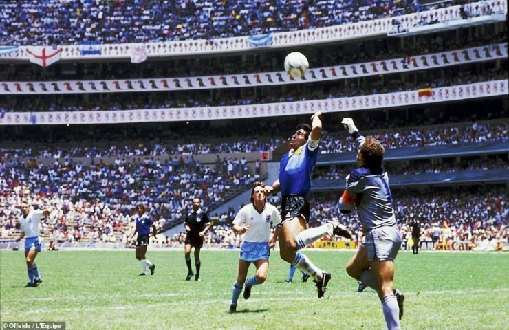 (gol 'tangan Tuhan Maradona'/ sumber foto dilansir dari Dailymail.co.uk)