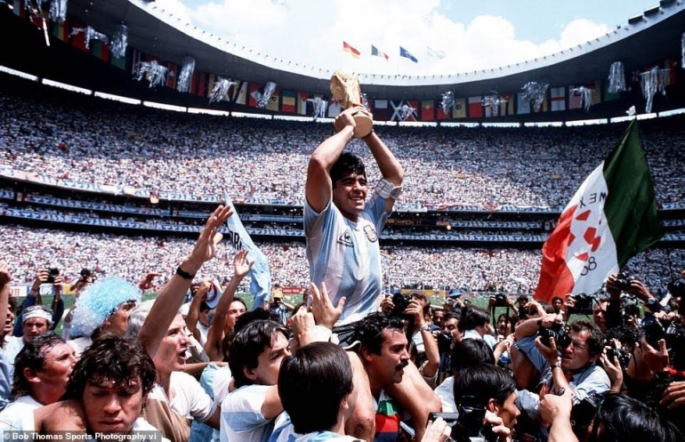 (momen Maradona juara Piala Dunia 1986 bersama Argenrina/ sumberfoto dilansir dari Dailymail.co.uk)