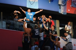 Momen fenomenal saat Diego Maradona datang mendukung timnas Argentina di ajang Piala Dunia 2018. | foto: Olga Maltseva/AFP/Getty Images via The Guardian