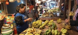 Suasana Pasar Talun di los buah - buahan (dokpri)