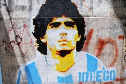 Grafiti Diego Maradona di Buenos Aires, Argentina. Gambar diambil pada 24 November 2011.(sumber: SHUTTERSTOCK/MEUNIERD via kompas.com) 