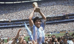 Maradona saat memenangkan gelar Piala Dunia 1986 di Meksiko (foto. abc.net.au)