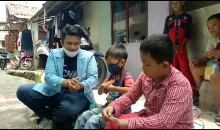 Edukasi Kepada Anak - Anak ( Sumber Gambar : Rengga Dwi )