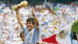 Diego Maradona mengangkat Piala Dunia pada tahun 1986 (Foto Skysports.com) 