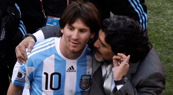 Lionel Messi dan Diego Maradona saat bersama di timnas Argentina. | foto: sportsnet.ca