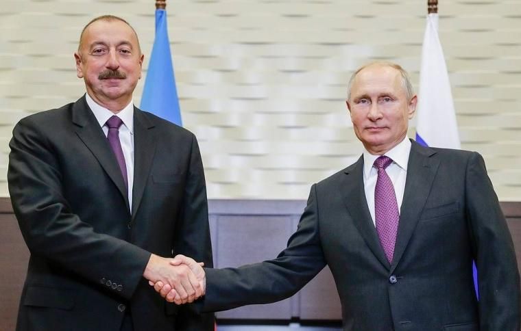Presiden Azerbaijan Ilham Aliyev dan Presiden Rusia Vladimir Putin (sumber: tass.com)