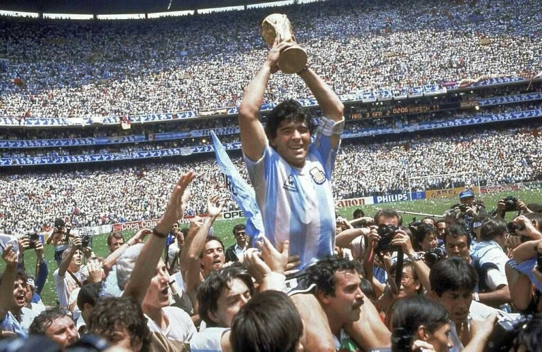 Diego Maradona sangat dikenal pasca juara Piala Dunia bersama Timnas Argentina. Gambar: AP Photo/Carlo Fumagalli, File via Detik.com