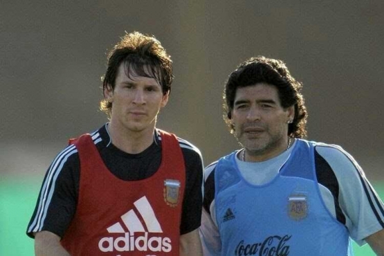 Messi dan Maradona. Gambar: AFP/Juan Mabromata via Kompas.com