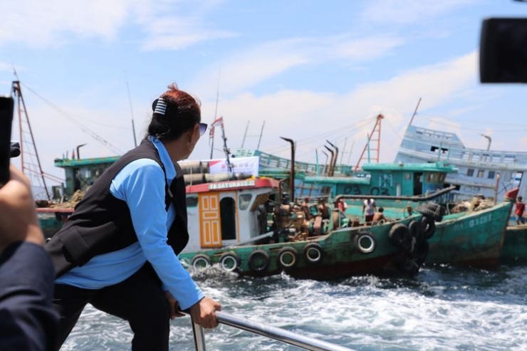 susi pudjiastuti saat penenggelaman 13 kapal vietnam - regional.kompas.com