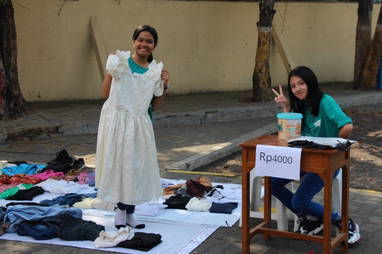 Kasir cantik stand pakaian bekas layak pakai (Sumber: Dokpri)