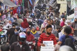 Warga mengunjungi Pasar Musi di Depok, Jawa Barat, Senin (18/5/2020). Meskipun Kota Depok telah menerapkan Pembatasan Sosial Berskala Besar (PSBB) tahap ke-3 hingga 26 Mei 2020, namun masih banyak warga di pasar tersebut yang melanggar aturan tersebut dengan berkerumun, tidak menggunakan masker dan tidak menjaga jarak fisik saat pandemi COVID-19.(ANTARA FOTO/ASPRILLA DWI ADHA) 