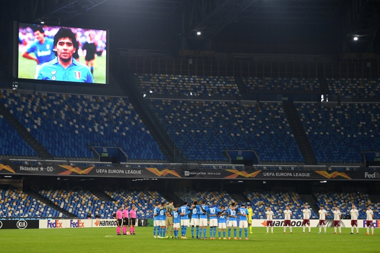 Mengheningkan cipta untuk mengenang Diego Maradona sebelum pertandingan dimulai antara SSC Napoli vs Rijeka . Sumber:@EuropaLeague.