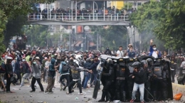 Kericuhan terjadi saat demonstrasi menolak UU Cipta Kerja di kawasan Istana Negara, Jakarta, Kamis (8/10/2020).(KOMPAS.com / KRISTIANTO PURNOMO)
