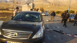 Kondisi kendaraan yang ditumpangi dan situasi lokasi penyerangan sesaat setelah kejadian. Photo:AP: Fars News Agency 