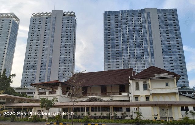 Dokumentasi pribadi | Foto atas, adalah rumah Raden Saleh, dengan desain jaman Hindia Belanda, tetapi tiba2 muncul 3 tower modern tinggi, dekat sekali!
