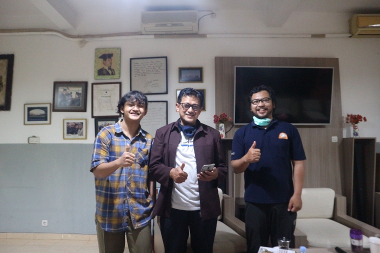 Sumber : dok pribadi, Saya (kiri), Prof Djoko (tengah), Cak Hasnan (kanan)
