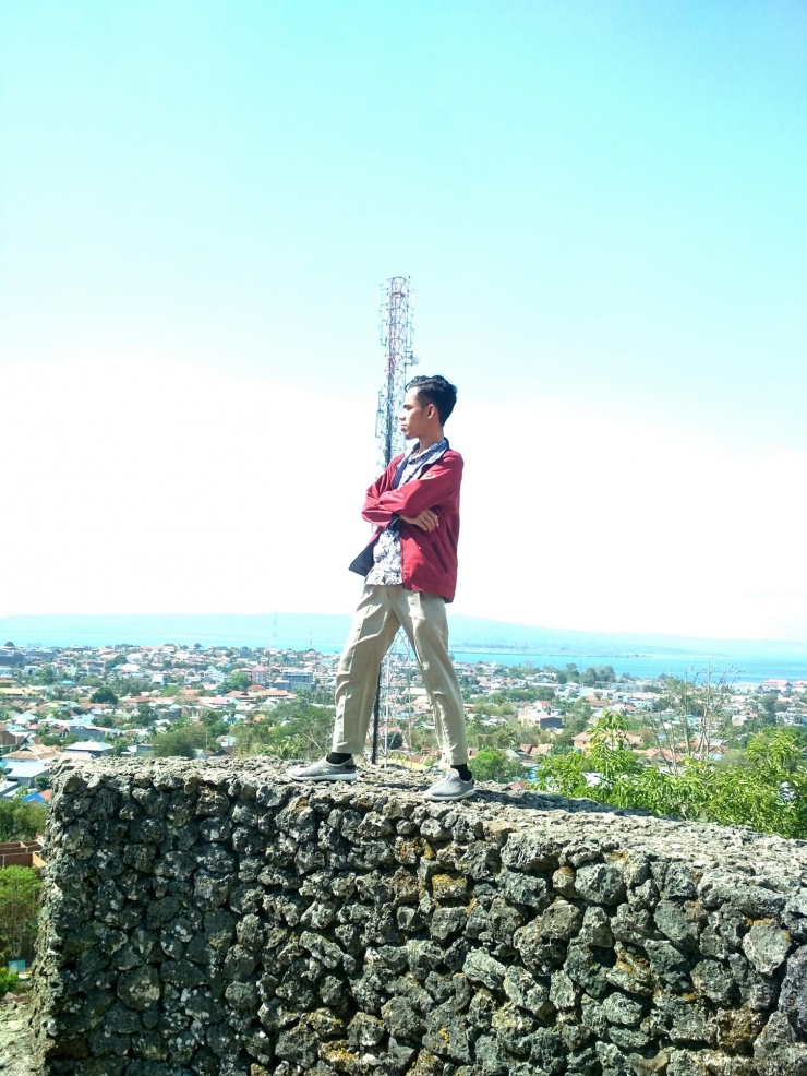 Berdiri diatas benteng dengan view Kota Baubau (Dok. Pribadi).