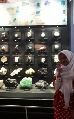 Belajar dengan cara melihat ... Teteh senang memperhatikan bentuk, warna, dan tekstur bebatuan alam di museum Geologi Bandung. dok. pribadi