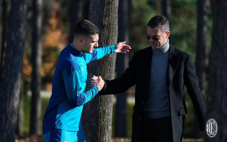 Diogo Dalot dan Paolo Maldini pada sesi latihan AC Milan/Foto: Twitter AC Milan