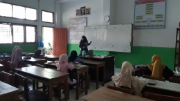 Diana Widayani (36), guru honorer di Sekolah Dasar Negeri 56 Kota Banda Aceh, sedang mengajar siswanya, Sabtu (21/11/2020). (Foto: KOMPAS/ZULKARNAINI)