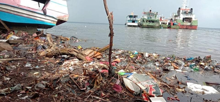 Sampah dipinggir laut Bastiong| Dokumentasi pribadi