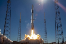 Roket SpaceX's Falcon 9 lepas landas dari pad 40 di Stasiun Angkatan Udara Cape Canaveral, Florida.Sumber SpaceX