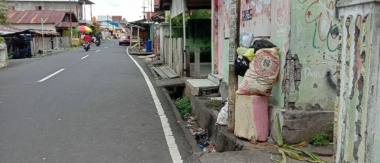 Sampah yang tidak diangkut beberapa hari dan sudah menenuhi selokan| Dokumentasi pribadi