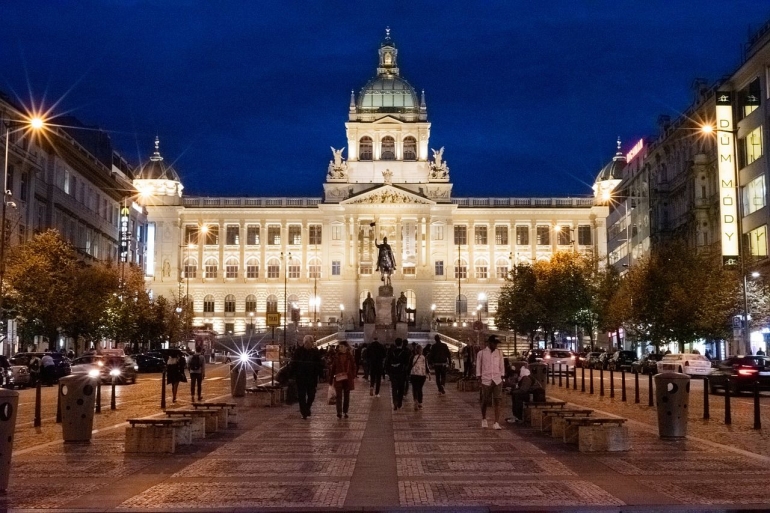 Malam hari di Wenceslas Square- Praha. Sumber: husnerova /pixabay